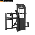 Ein Mann trainiert auf der Titanium Strength Elite Series Adjustable Chest Press Maschine, mit Fokus auf korrekte Haltung und Muskelaktivierung. Perfekt für ein professionelles Fitnessstudio-Training