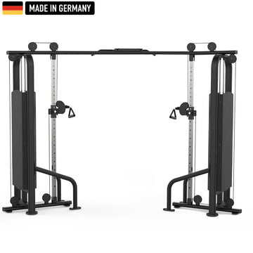 Professionelle verstellbare Kabelzugstation der Titanium Strength Black Series mit hochwertiger Stahlkonstruktion, perfekt für vielseitiges Krafttraining. Made in Germany.