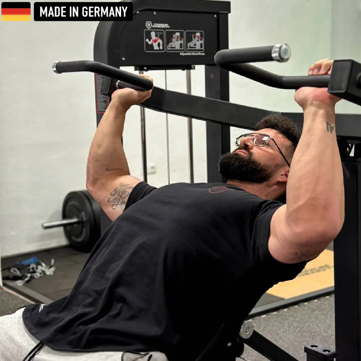 Ein Mann trainiert auf der Titanium Strength Elite Series Adjustable Chest Press Maschine, mit Fokus auf korrekte Haltung und Muskelaktivierung. Perfekt für ein professionelles Fitnessstudio-Training