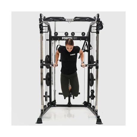 Force USA Dip-Barren angebracht an einem All-In-One Trainer für Dips.